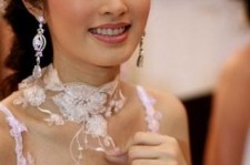 阿克苏人妖皇后(中国富豪娶人妖皇后)