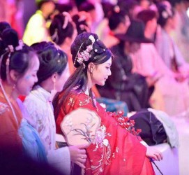 阿克苏汉服模特兼职(想做汉服模特去哪里找)