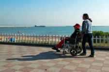 阿克苏八旬老人推轮椅带老伴游中国(为了方便推轮椅带老伴出门)