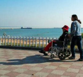 阿克苏八旬老人推轮椅带老伴游中国(为了方便推轮椅带老伴出门)
