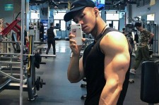 阿克苏肌肉男模(肌肉男模拟器)