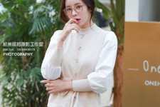 阿克苏兼职模特被摄影师亲(兼职模特被摄影师亲了)
