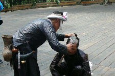 阿克苏欲带老伴游遍中国(带着老伴去旅游)