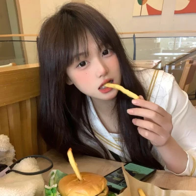 阿克苏伴游女生李欣怡的资料