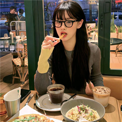 阿克苏伴游女生娄婷的资料